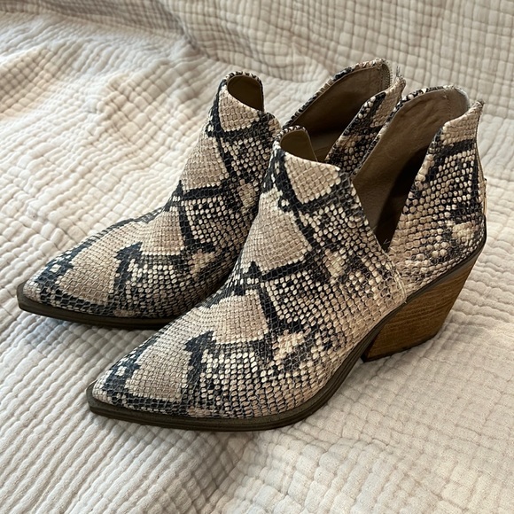 Vince Camuto snakeskin bootie size 8 - Picture 1 of 7